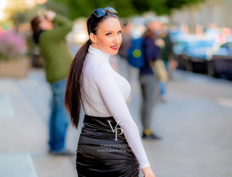 Schwarze Strumpfhose und Satin Rock – Shopping Outfit in Berlin